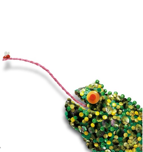 Filo e bottoni colorati creano un camaleonte che cattura un insetto ugualmente fatto da bottoni (Adattarsi all'ambiente)
