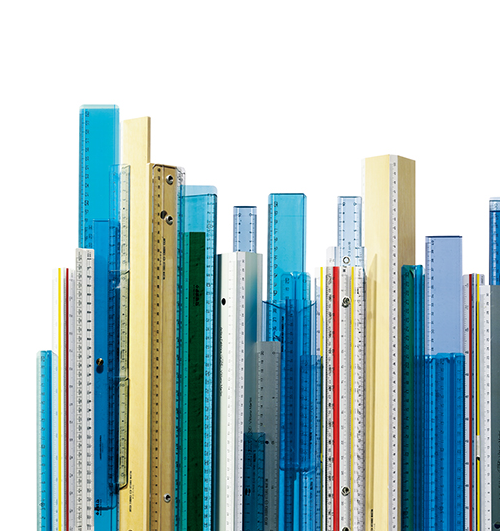 Skyline di una città con grattacieli composto da righelli di varie misure e colori (Città a misura d’uomo) Skyline di una città con grattacieli composto da righelli di varie misure e colori (Città a misura d’uomo)