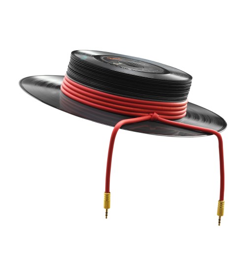 Cappello composto da dischi in vinile e un cavo audio rosso (Al ritmo di #EnelStyle)