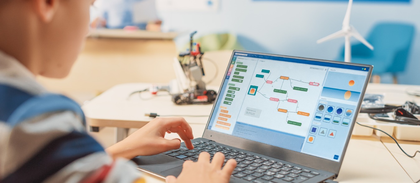 Ragazzo studia coding, progetto Helpcode - Enel.it
